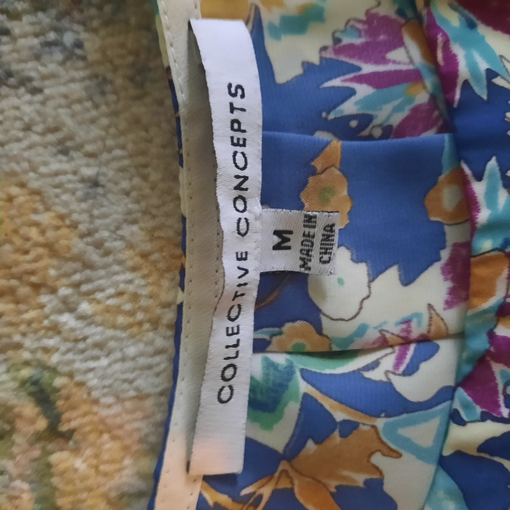 Collective Concepts Floral Keyhole Blouse - Blue and Yellow - Picture 7 of 8